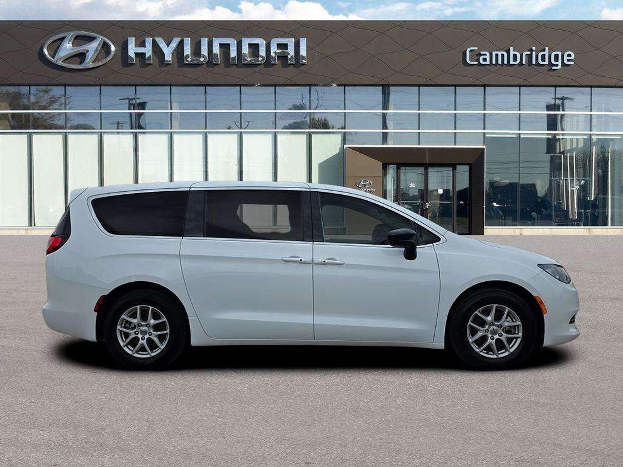 2024 Chrysler Grand Caravan SXT   NO ACCIDENTS HEATSEATS PWR DOORS CARPLAY Photo