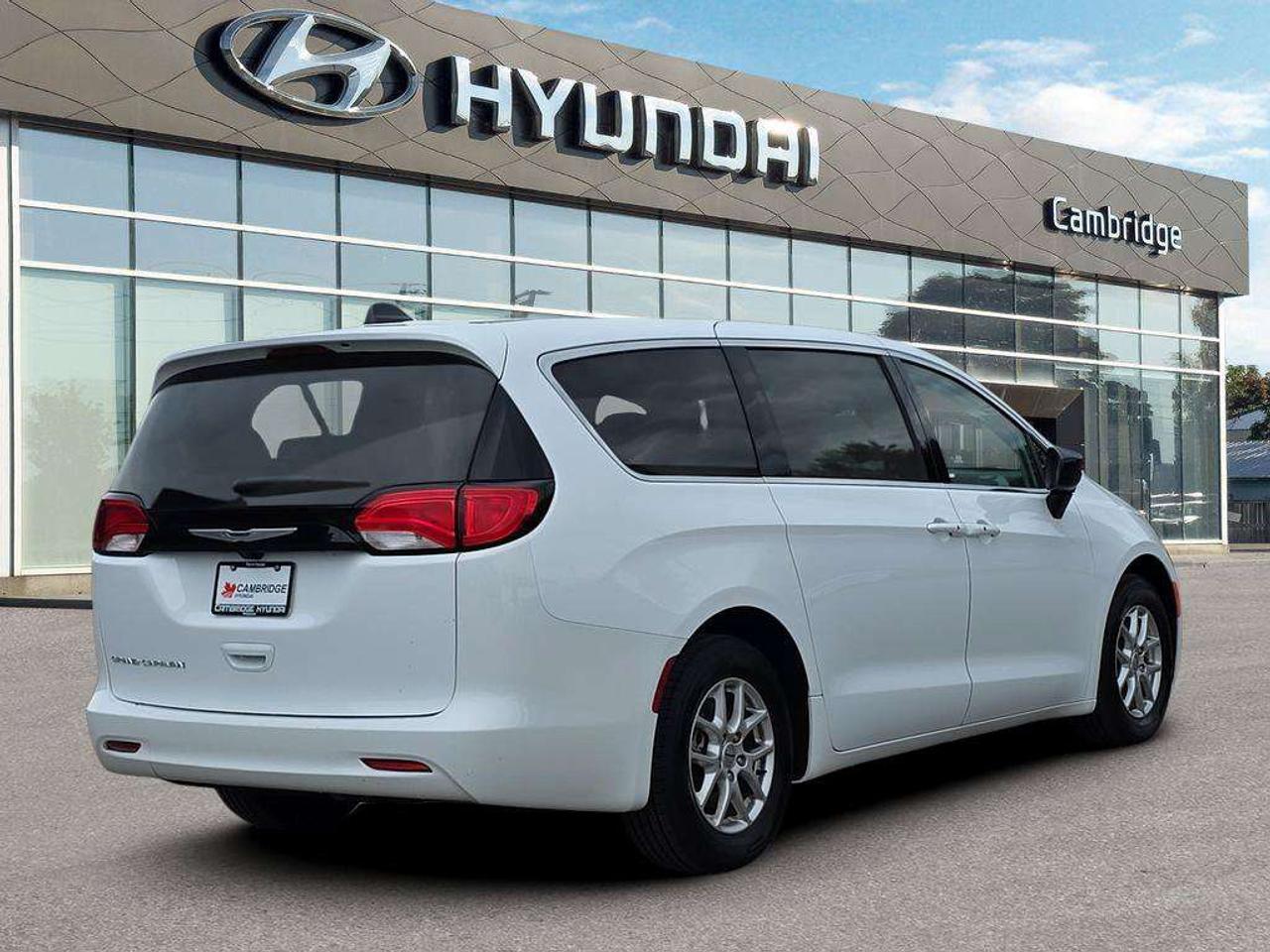 2024 Chrysler Grand Caravan SXT   NO ACCIDENTS HEATSEATS PWR DOORS CARPLAY Photo
