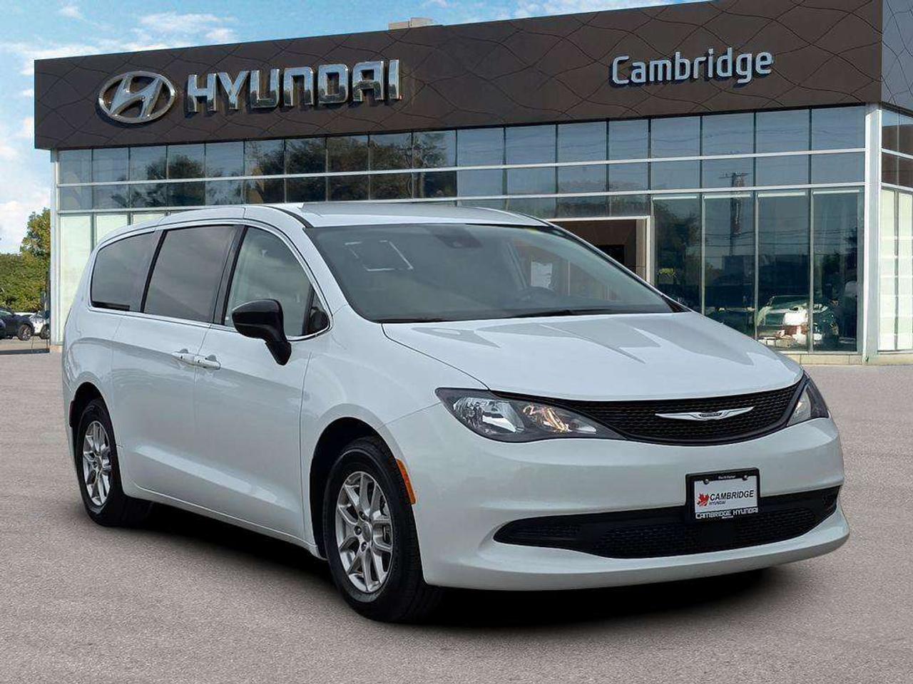 2024 Chrysler Grand Caravan SXT   NO ACCIDENTS HEATSEATS PWR DOORS CARPLAY Photo