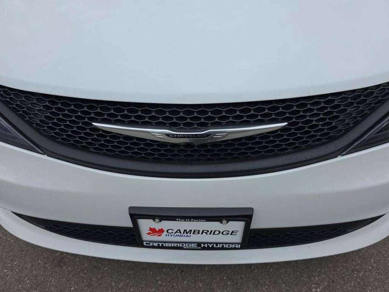 2024 Chrysler Grand Caravan SXT   NO ACCIDENTS HEATSEATS PWR DOORS CARPLAY Photo