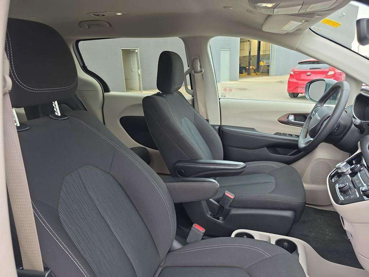 2024 Chrysler Grand Caravan SXT   NO ACCIDENTS HEATSEATS PWR DOORS CARPLAY Photo