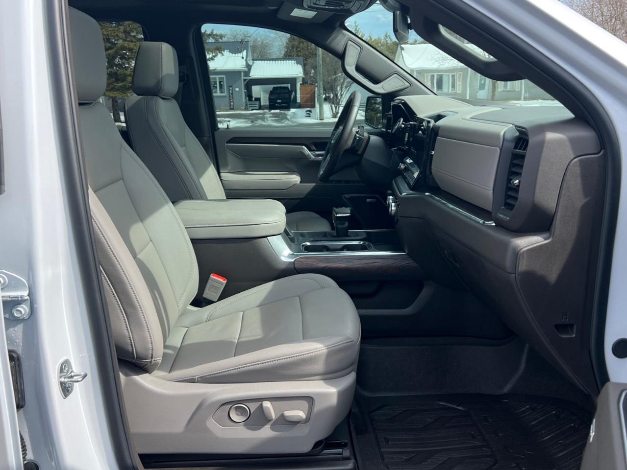2025 GMC Sierra 1500 Crew Cab Standard Box 4-Wheel Drive SLT Photo