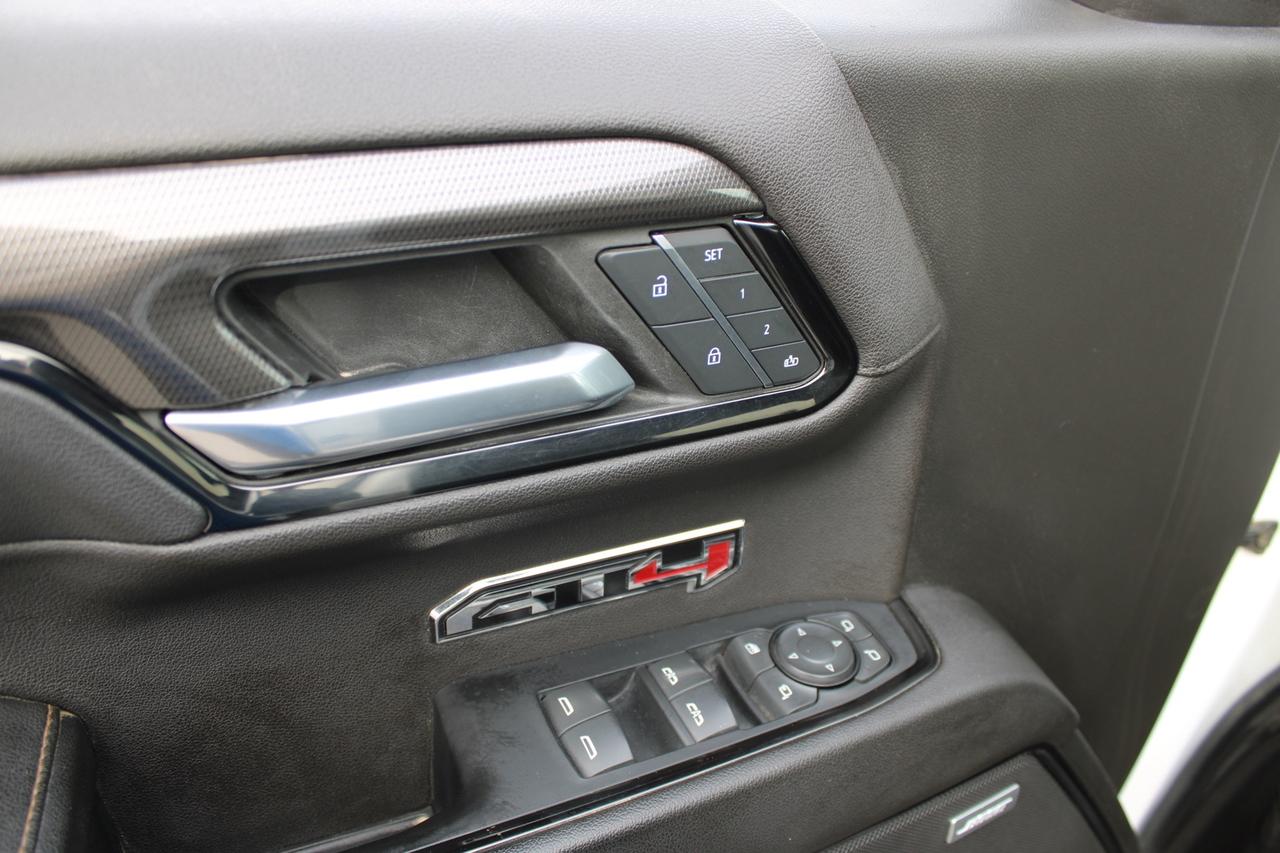 2022 GMC Sierra 1500 AT4 Crew Cab 4WD 6.2L No Accident New Screen Photo