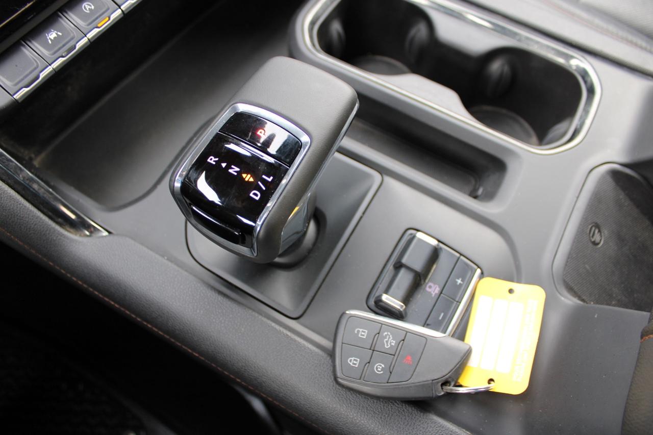 2022 GMC Sierra 1500 AT4 Crew Cab 4WD 6.2L No Accident New Screen Photo
