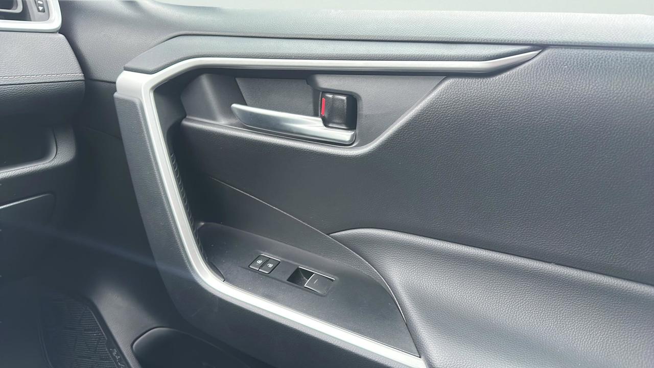 2025 Toyota RAV4 XLE Photo