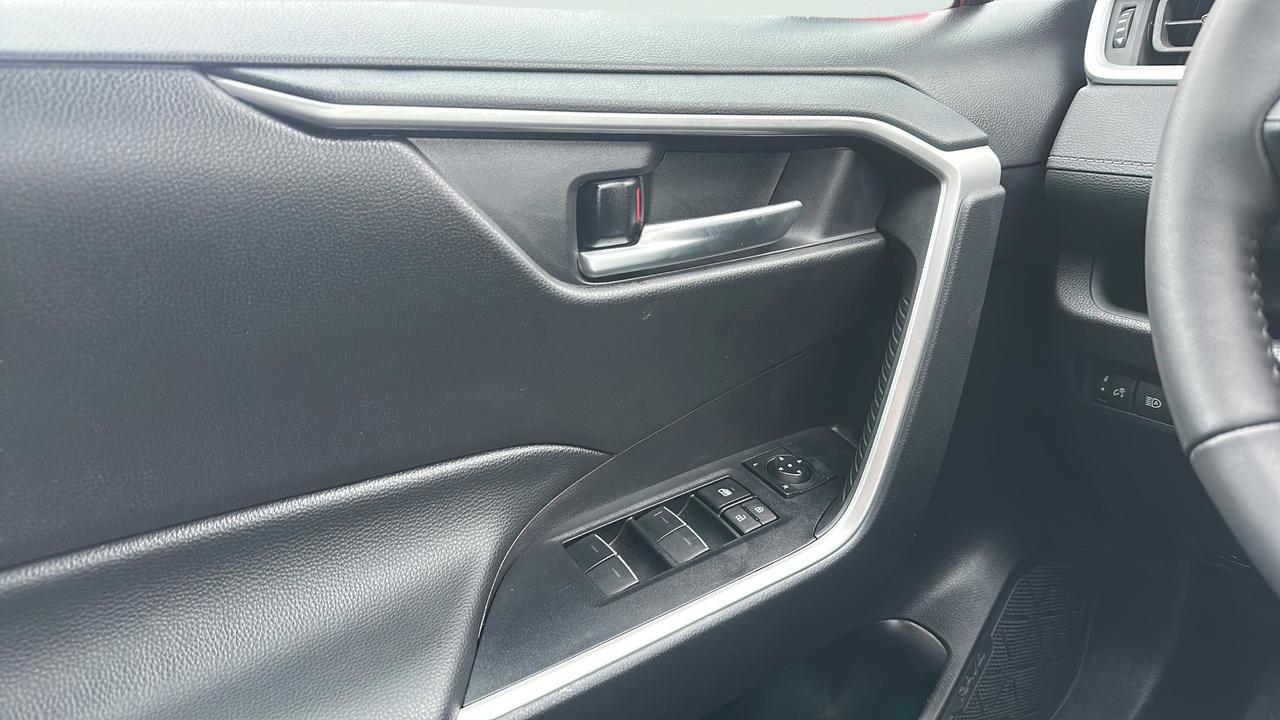 2025 Toyota RAV4 XLE Photo