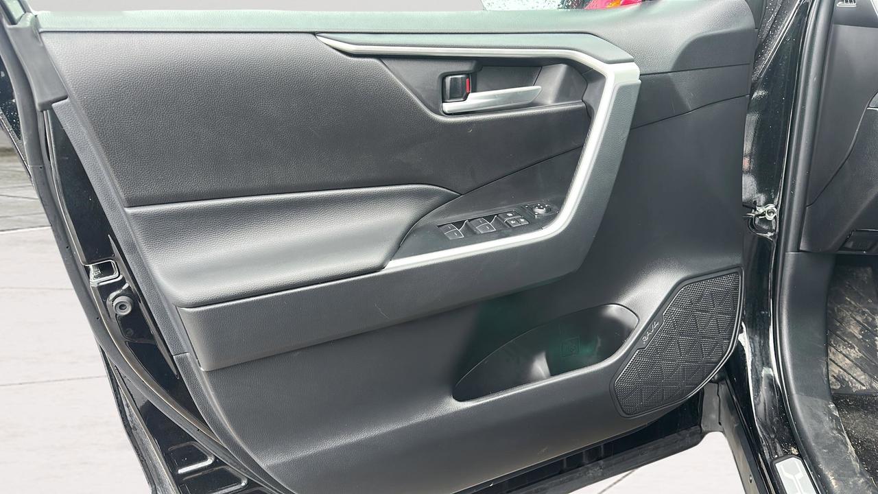 2025 Toyota RAV4 XLE Photo