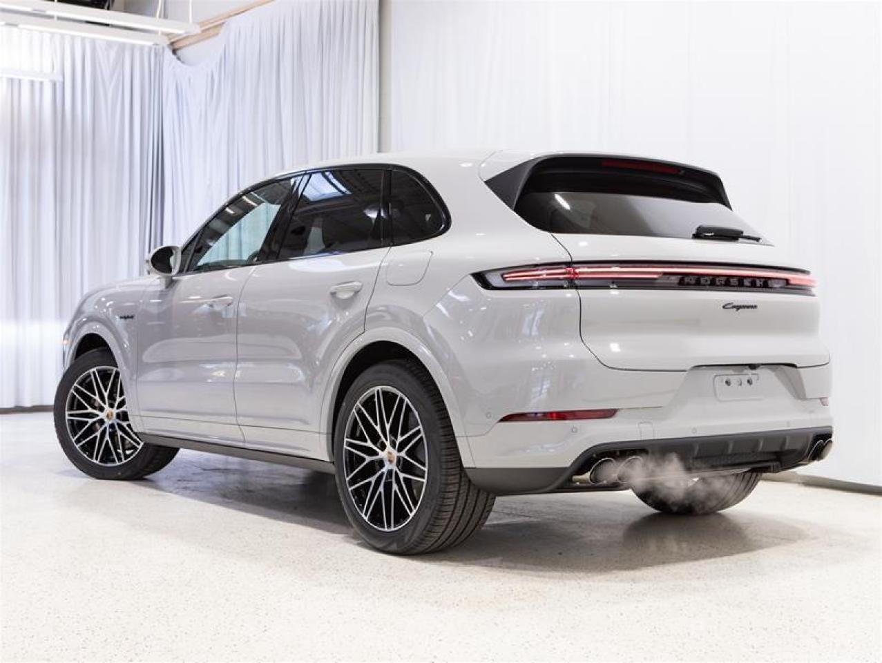 2026 Porsche Cayenne e-Hybrid AWD Photo2