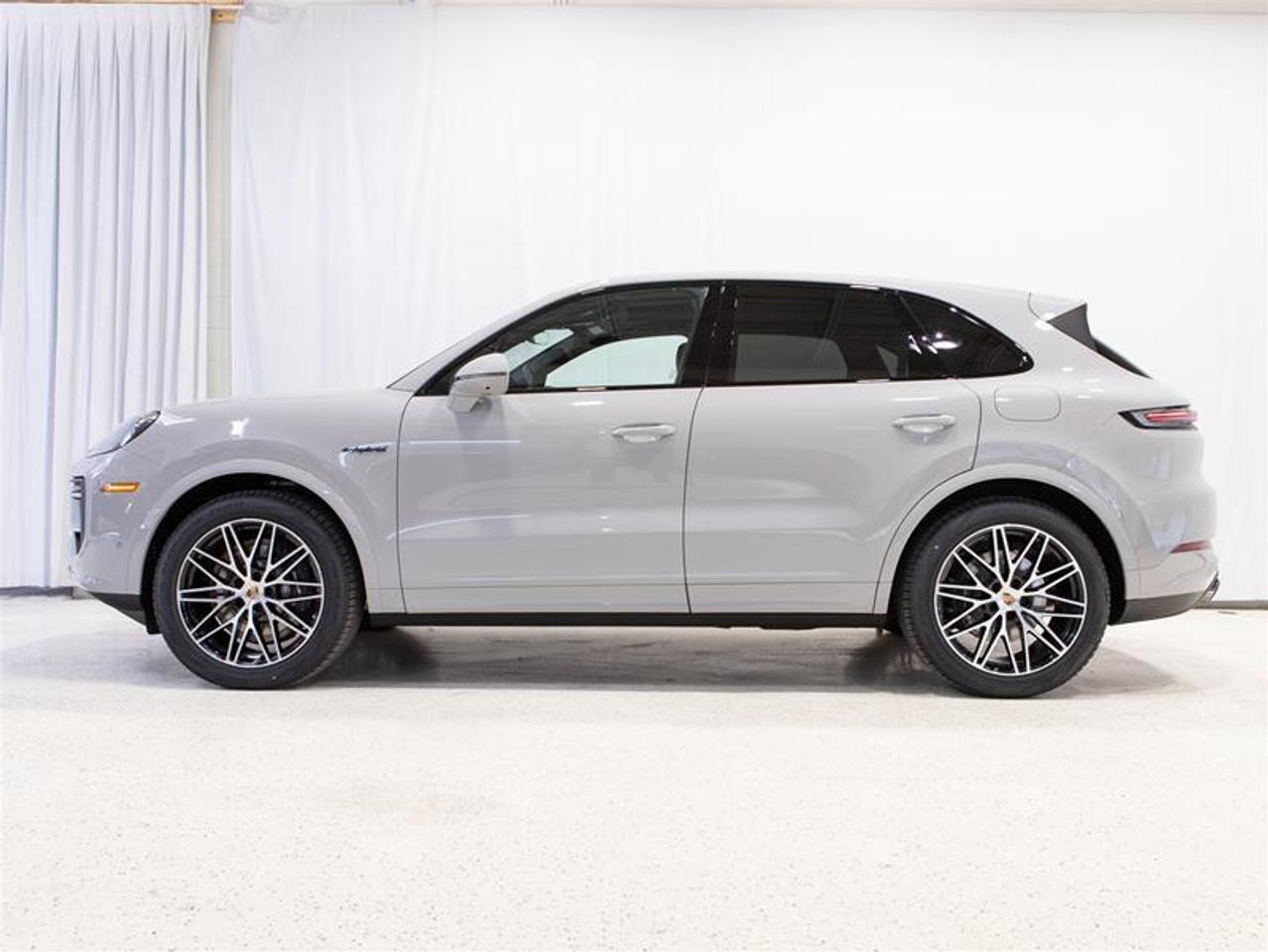 2026 Porsche Cayenne e-Hybrid AWD Photo4