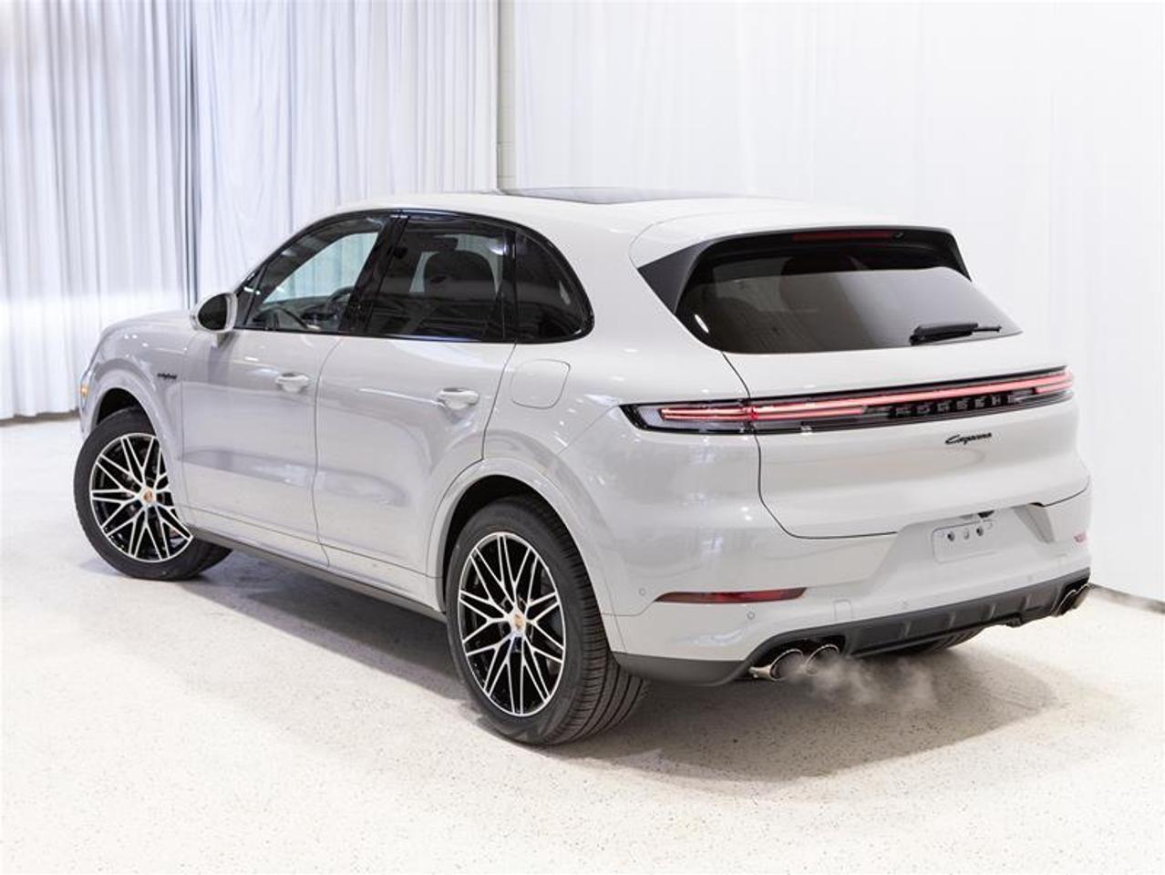 2026 Porsche Cayenne e-Hybrid AWD Photo