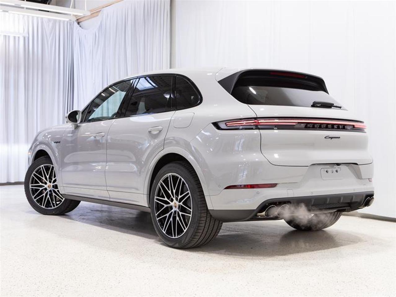 2026 Porsche Cayenne e-Hybrid AWD Photo