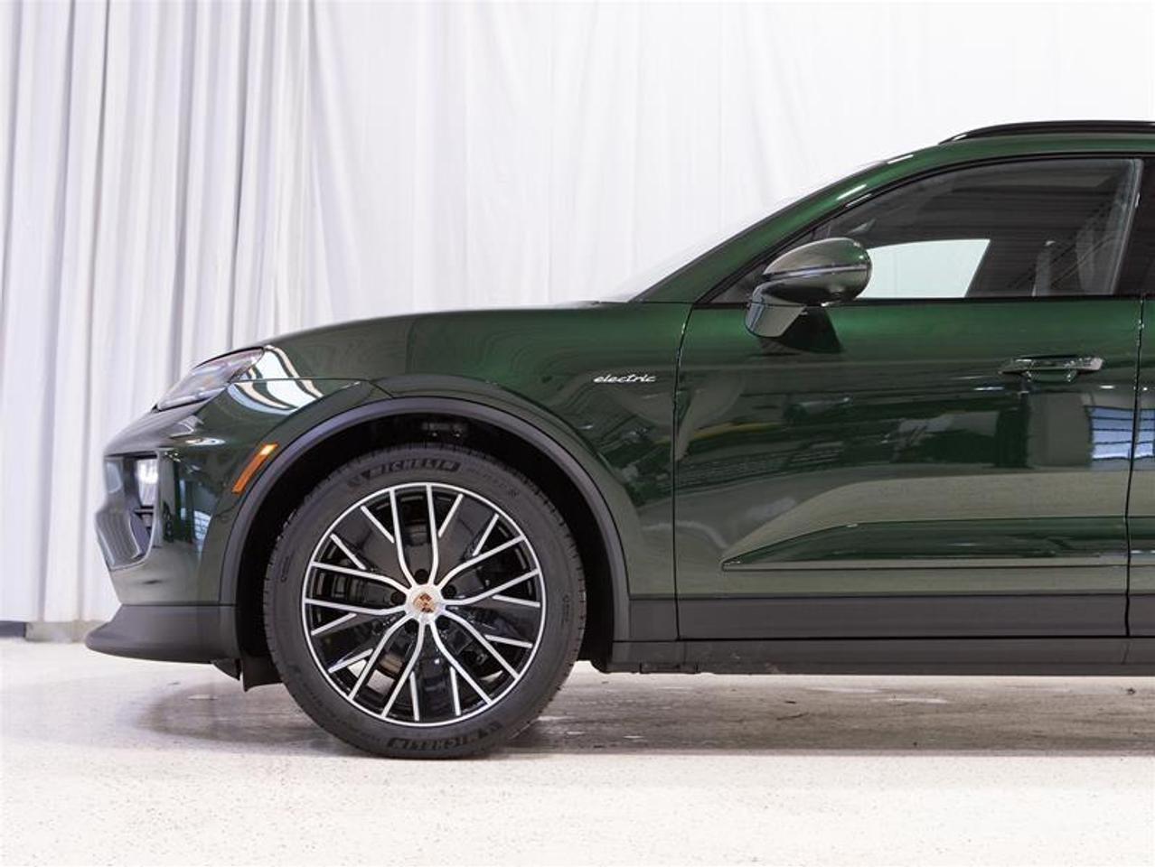 2025 Porsche Macan Electric 4S AWD Photo