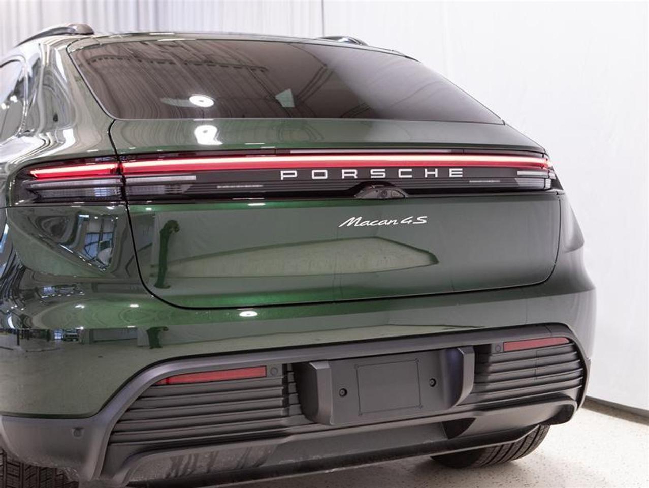 2025 Porsche Macan Electric 4S AWD Photo