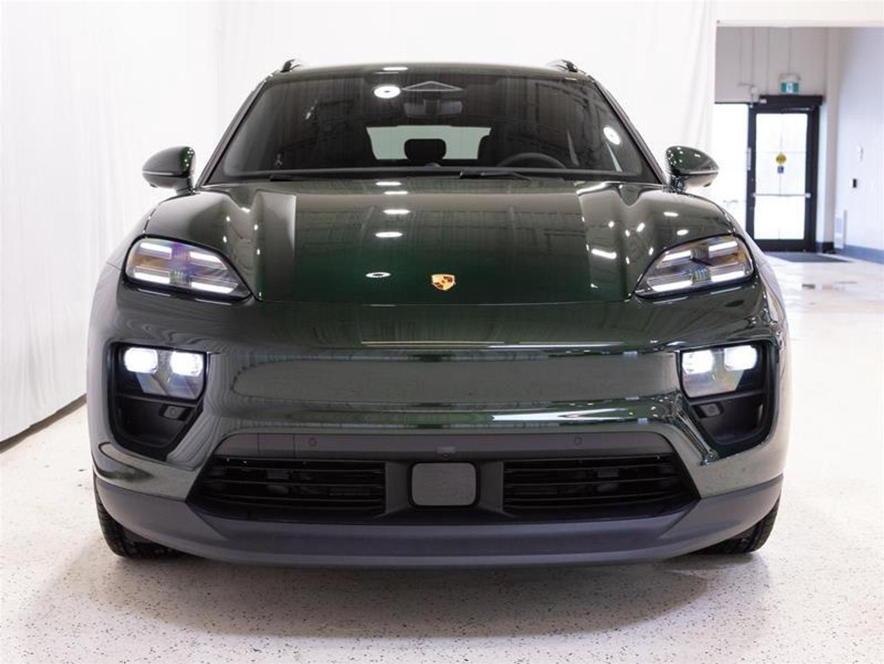 2025 Porsche Macan Electric 4S AWD Photo