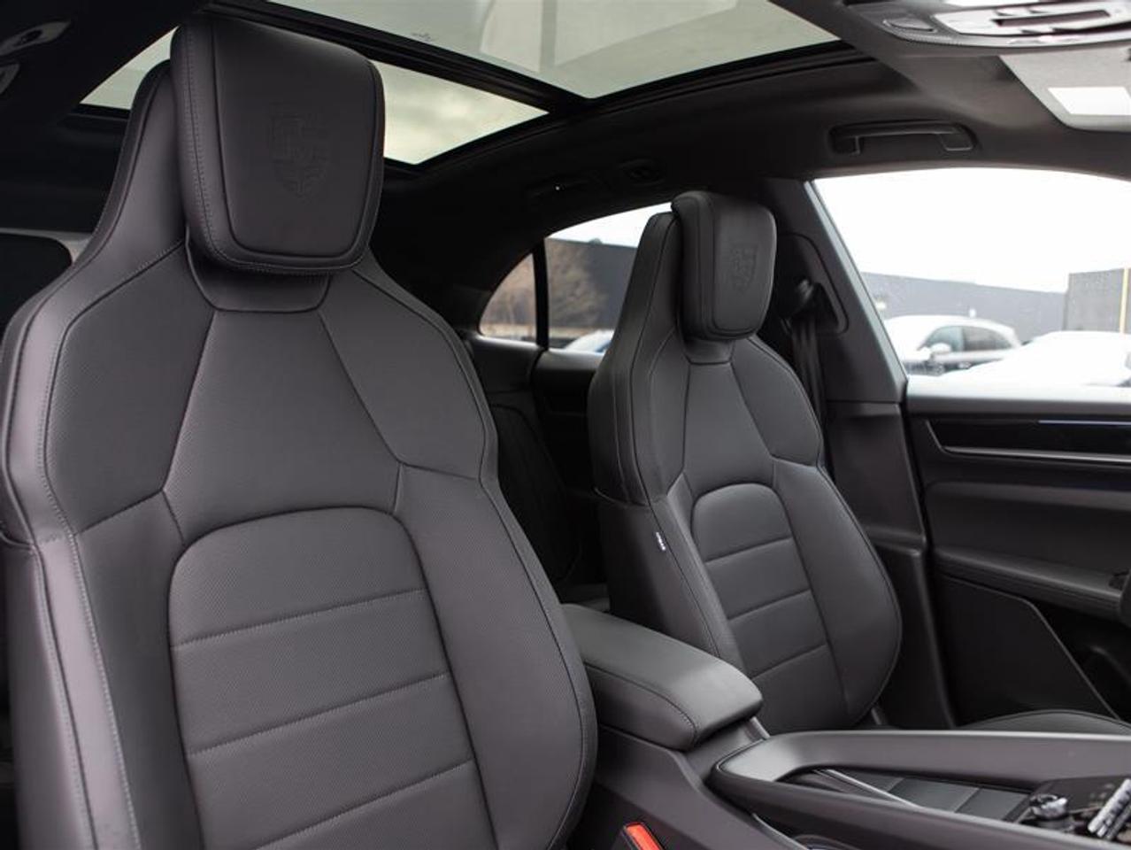 2025 Porsche Macan Electric 4S AWD Photo