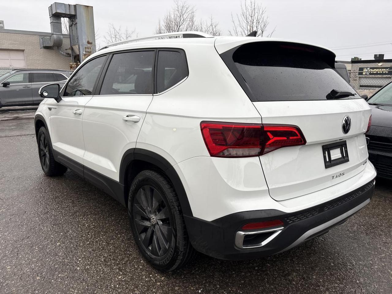 2022 Volkswagen Taos Comfortline w/Winter & All-Season Tires Photo