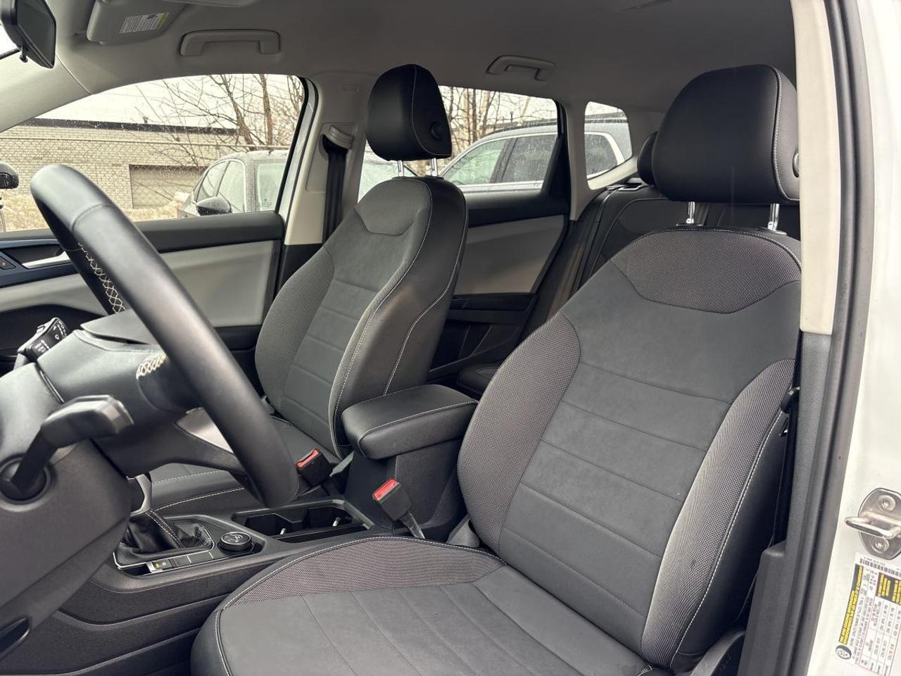 2022 Volkswagen Taos Comfortline w/Winter & All-Season Tires Photo