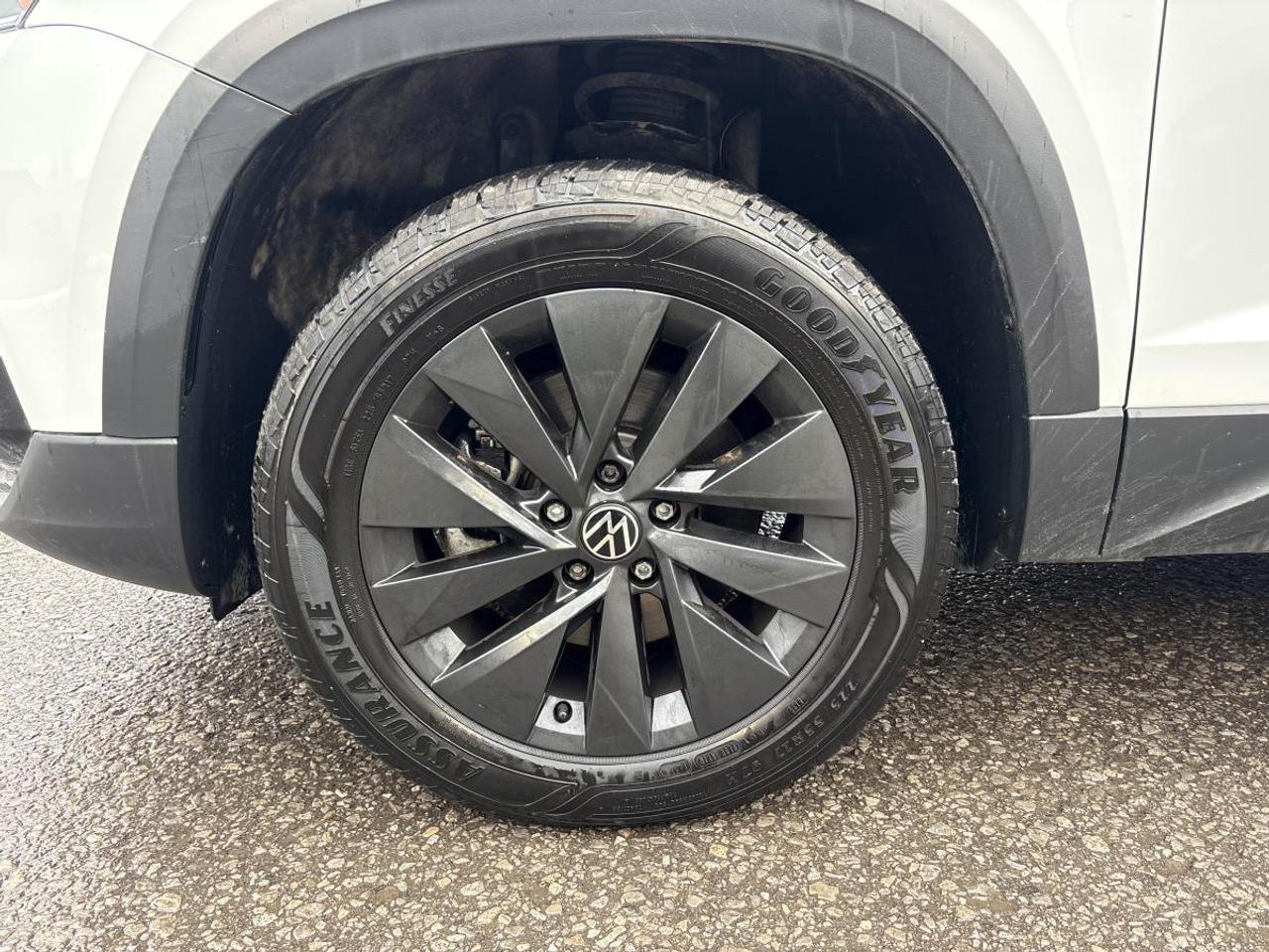 2022 Volkswagen Taos Comfortline w/Winter & All-Season Tires Photo