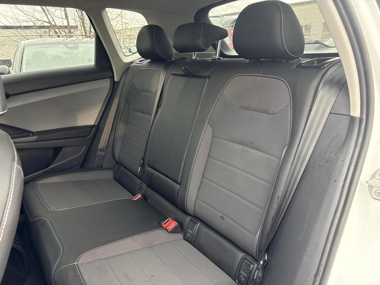 2022 Volkswagen Taos Comfortline w/Winter & All-Season Tires Photo