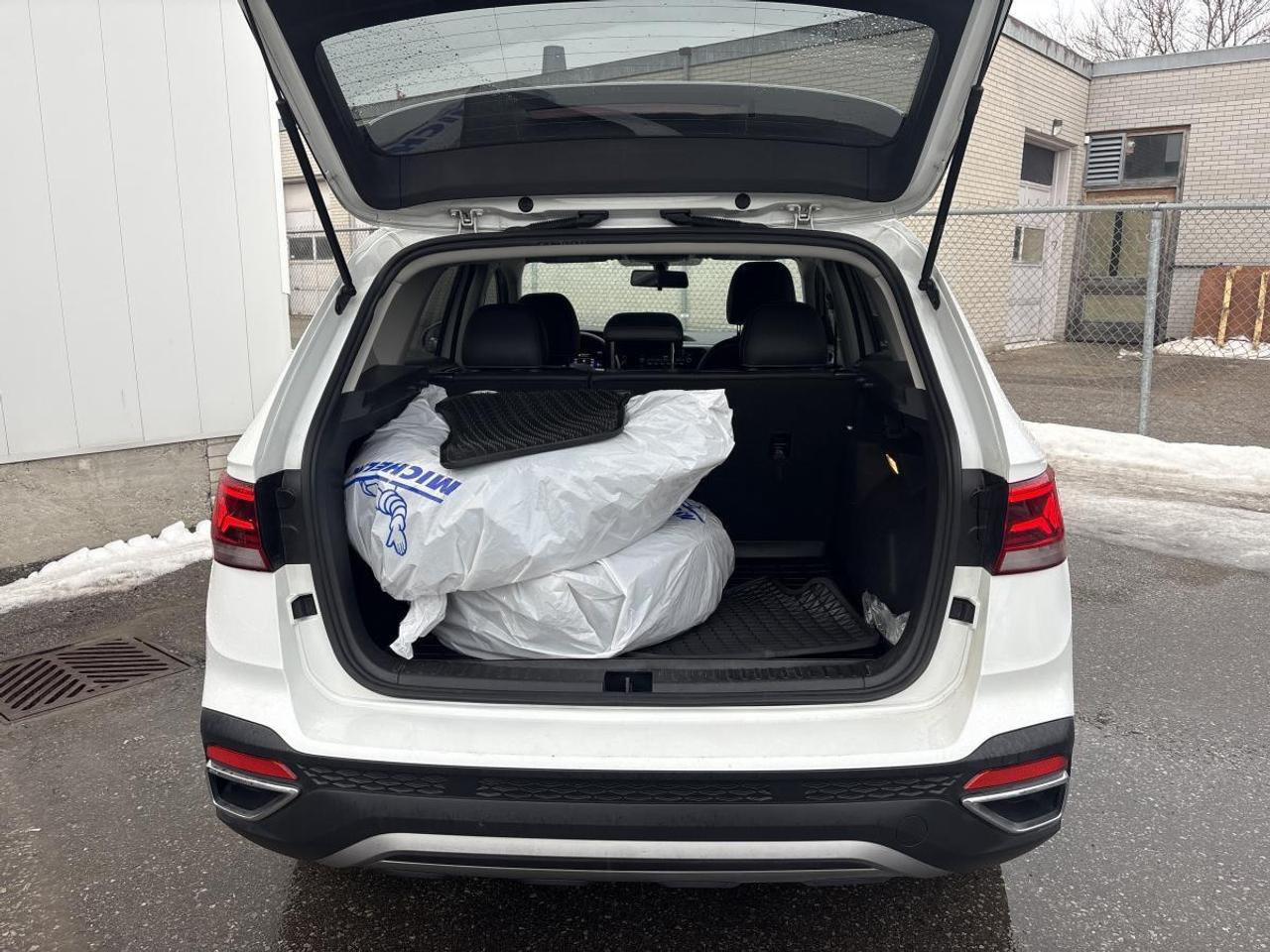 2022 Volkswagen Taos Comfortline w/Winter & All-Season Tires Photo