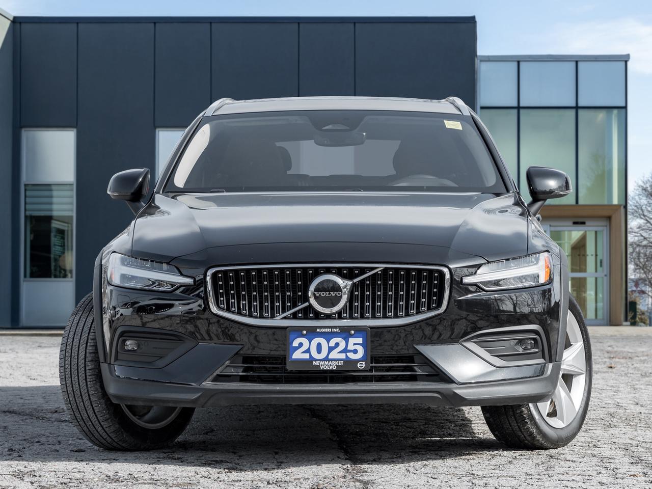 2025 Volvo V60 Cross Country B5 AWD Core  LOW KM  NEARLY NEW  VOLVO CPO Photo