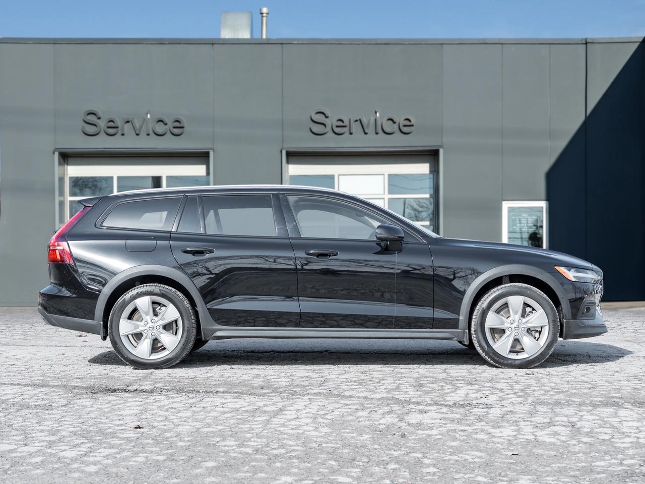 2025 Volvo V60 Cross Country B5 AWD Core  LOW KM  NEARLY NEW  VOLVO CPO Photo