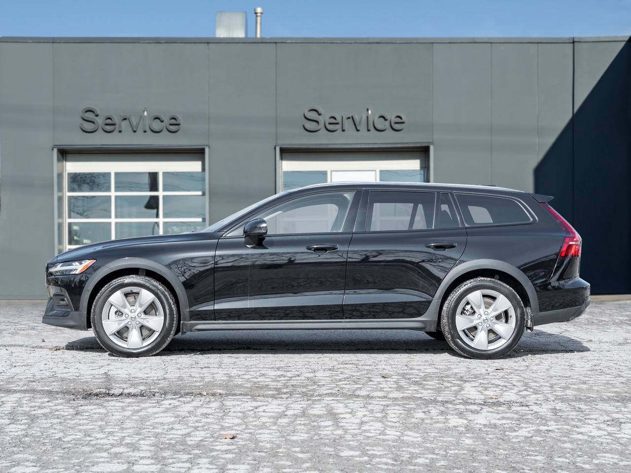 2025 Volvo V60 Cross Country B5 AWD Core  LOW KM  NEARLY NEW  VOLVO CPO Photo