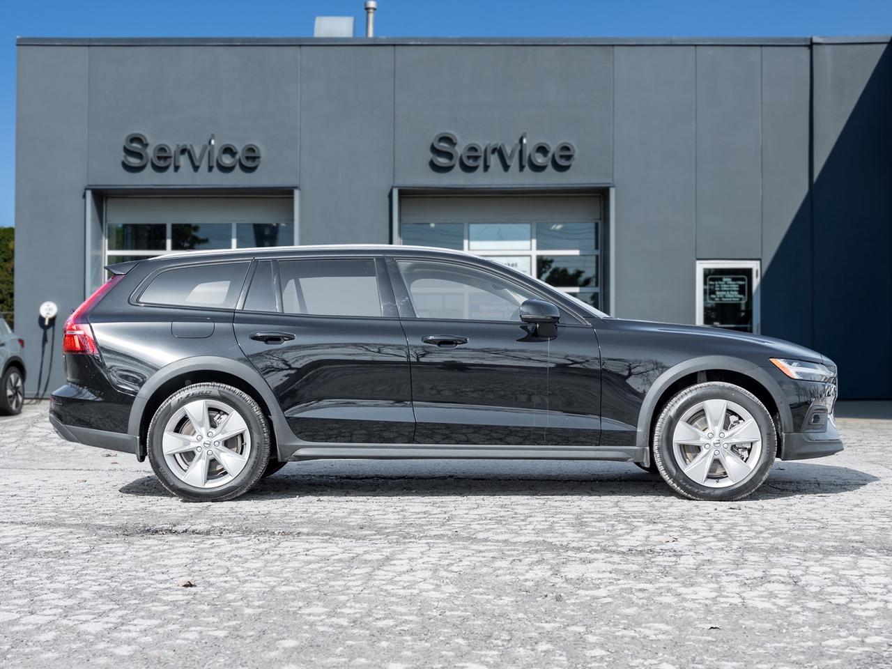 2025 Volvo V60 Cross Country B5 Core  LUXURY AWD WAGON  VOLVO CPO  LOW KM Photo