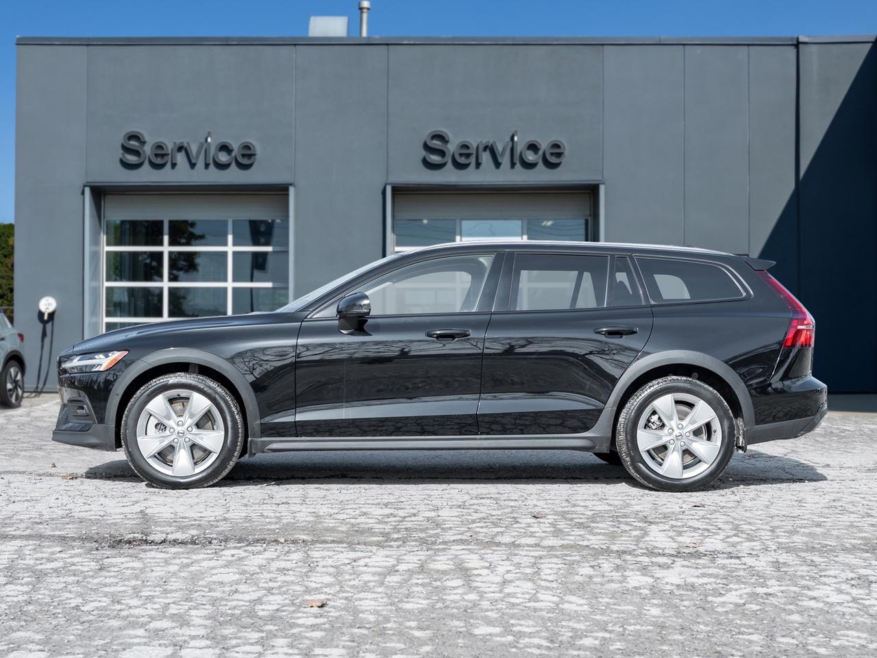 2025 Volvo V60 Cross Country B5 Core  LUXURY AWD WAGON  VOLVO CPO  LOW KM Photo