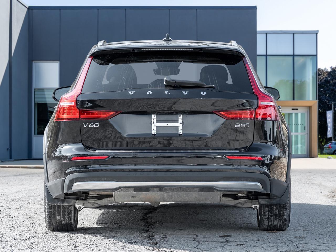 2025 Volvo V60 Cross Country B5 Core  LUXURY AWD WAGON  VOLVO CPO  LOW KM Photo