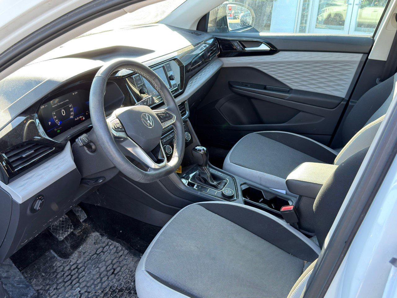 2023 Volkswagen Taos TrendlineONE-OWNER, ACCIDENT-FREE, AWD, CARPLAY, D Photo