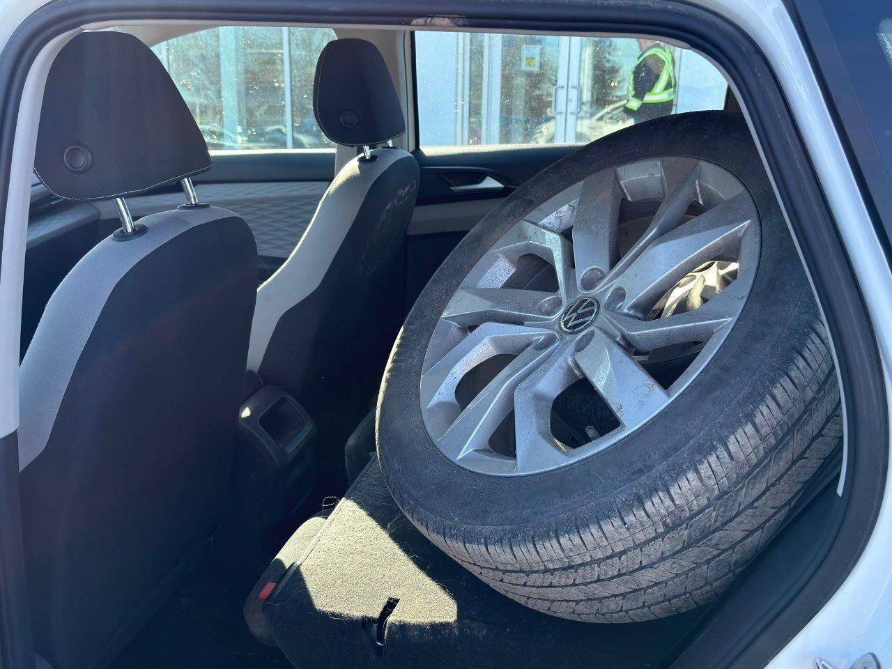 2023 Volkswagen Taos TrendlineONE-OWNER, ACCIDENT-FREE, AWD, CARPLAY, D Photo