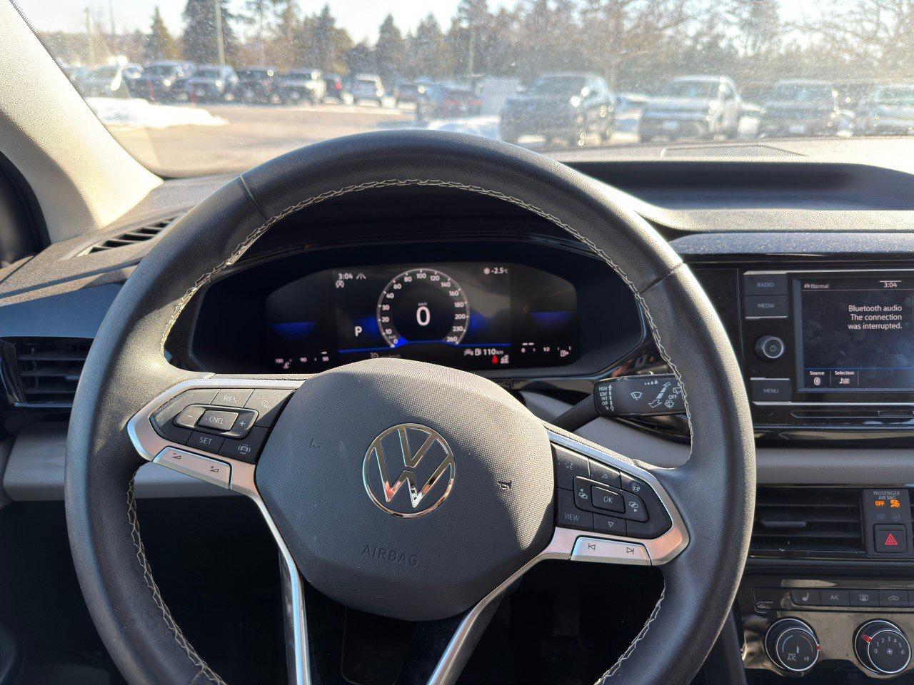 2023 Volkswagen Taos TrendlineONE-OWNER, ACCIDENT-FREE, AWD, CARPLAY, D Photo