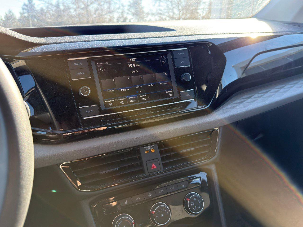 2023 Volkswagen Taos TrendlineONE-OWNER, ACCIDENT-FREE, AWD, CARPLAY, D Photo