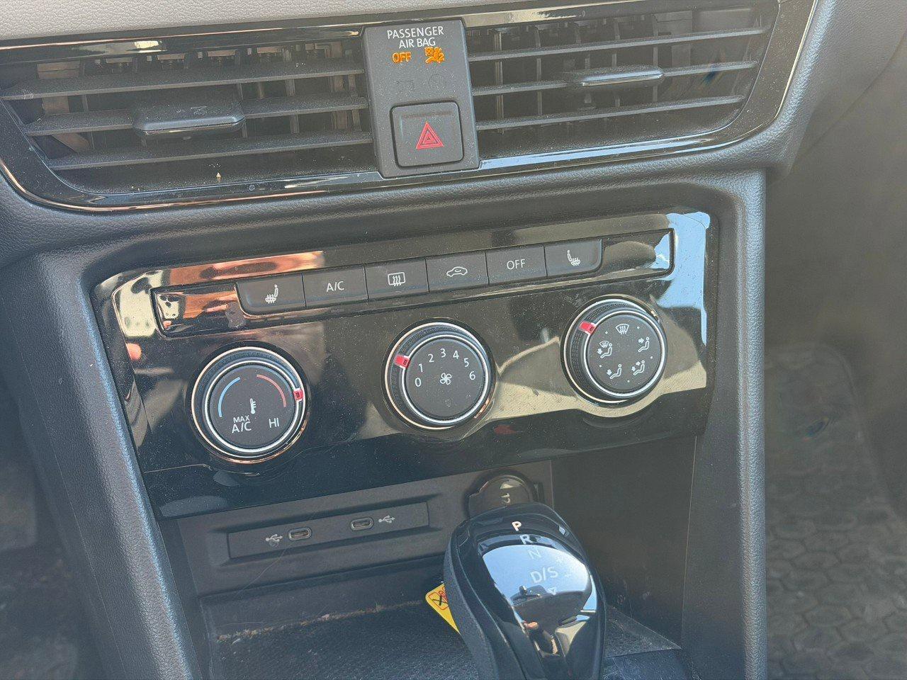 2023 Volkswagen Taos TrendlineONE-OWNER, ACCIDENT-FREE, AWD, CARPLAY, D Photo