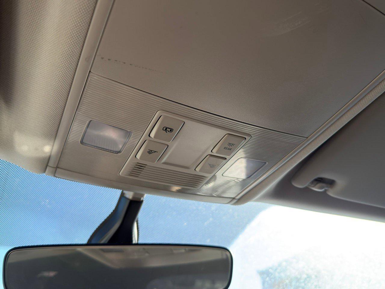 2023 Volkswagen Taos TrendlineONE-OWNER, ACCIDENT-FREE, AWD, CARPLAY, D Photo