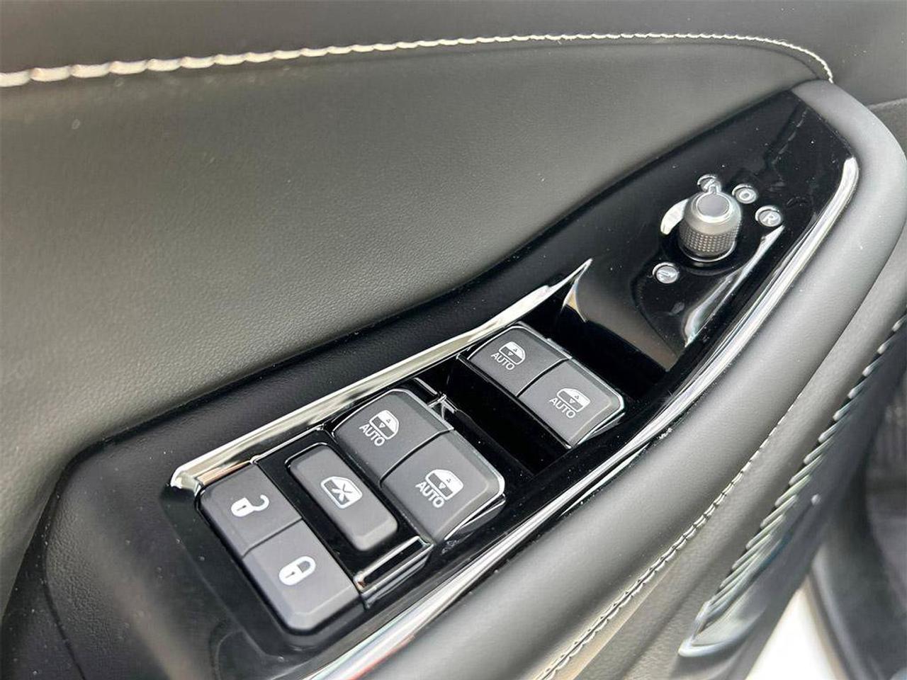 2023 Jeep Grand Cherokee 4xe Overland | Executive Demo | VERY LOW KMS| Factory Warranty | LOADED | Remote Start | CarPlay Photo