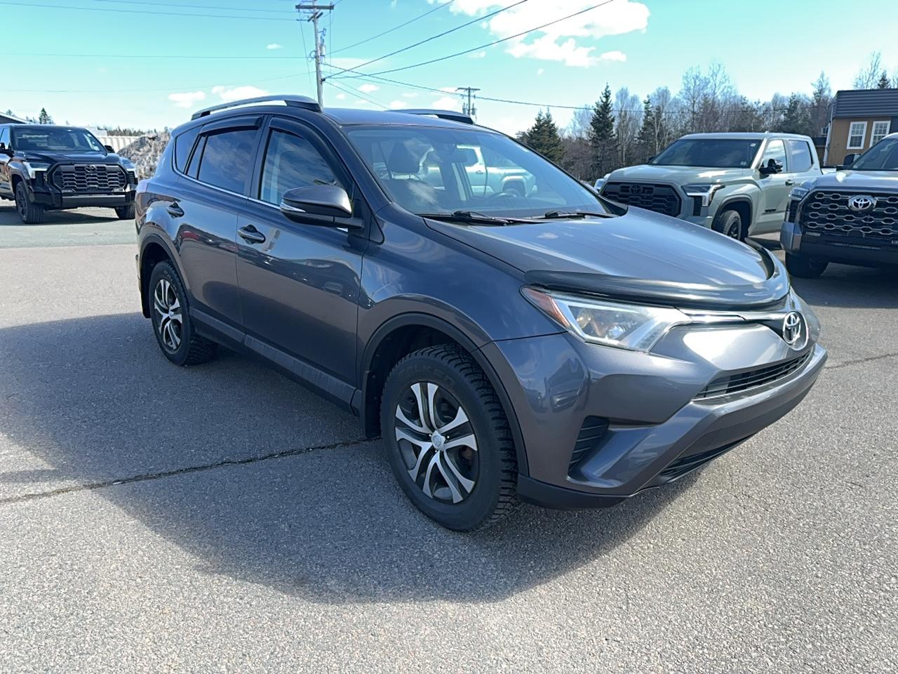 2016 Toyota RAV4 LE Photo2