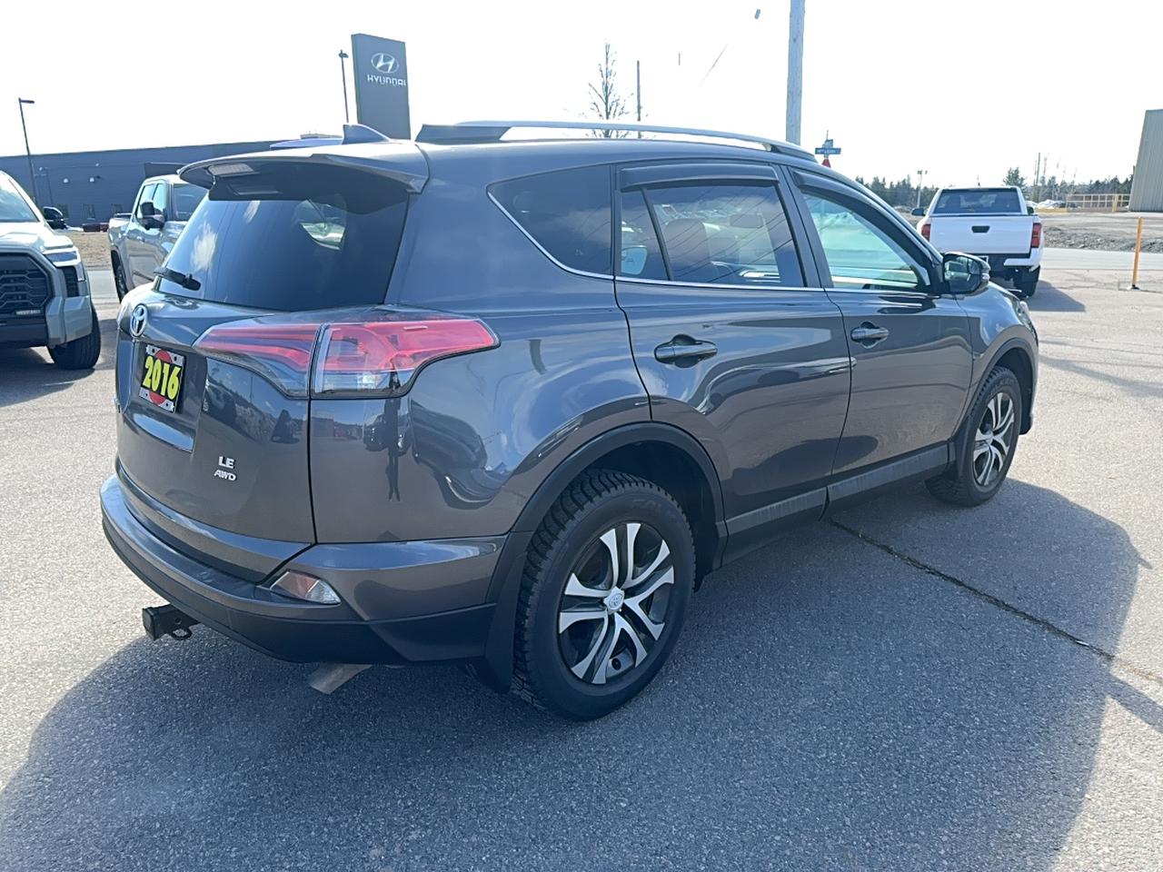 2016 Toyota RAV4 LE Photo3