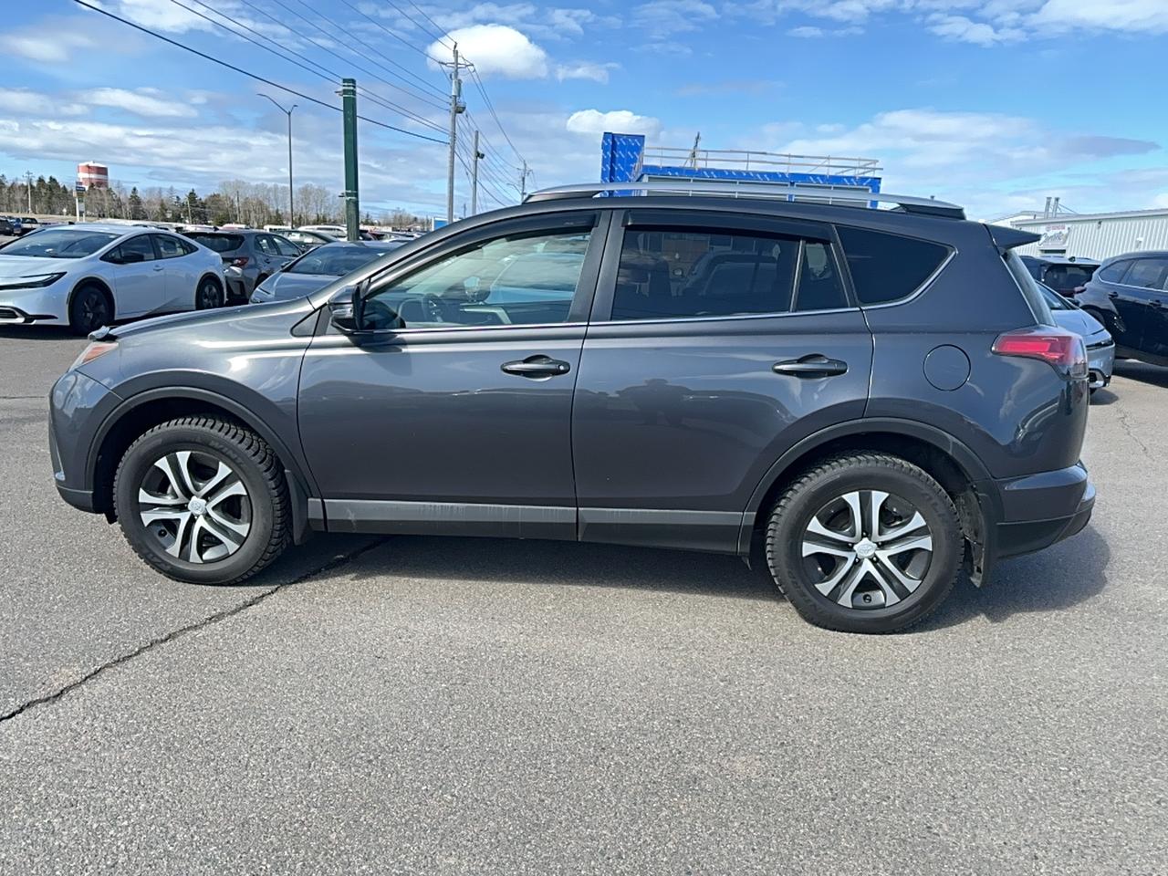 2016 Toyota RAV4 LE Photo4