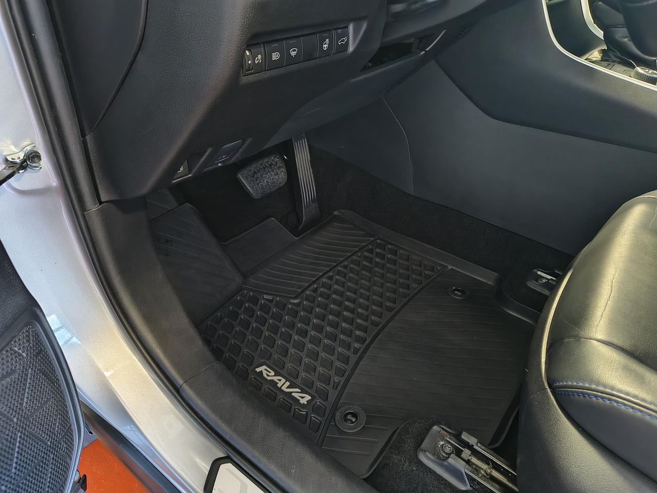 2021 Toyota RAV4 Hybrid XLE Photo0