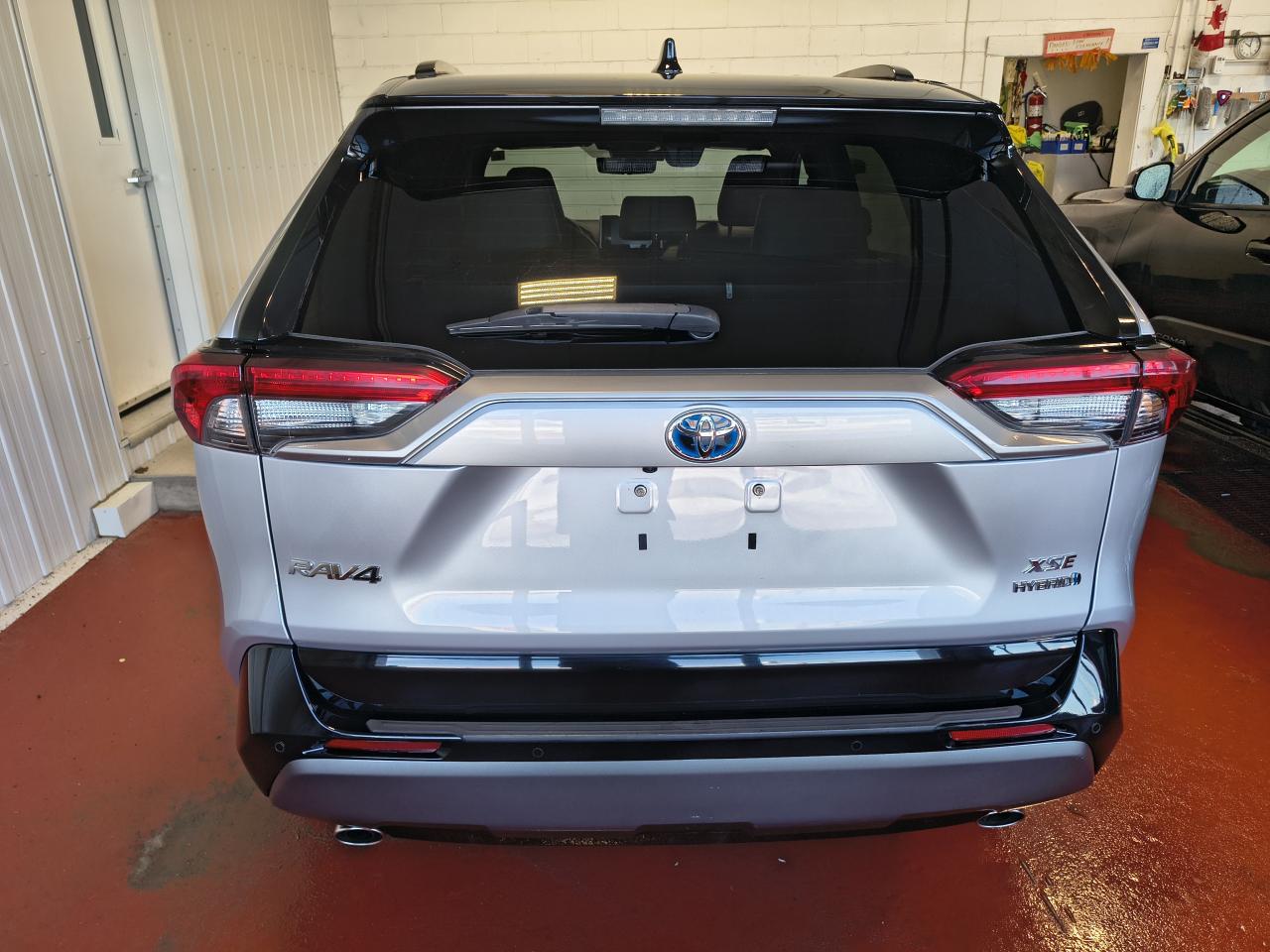 2021 Toyota RAV4 Hybrid XLE Photo0