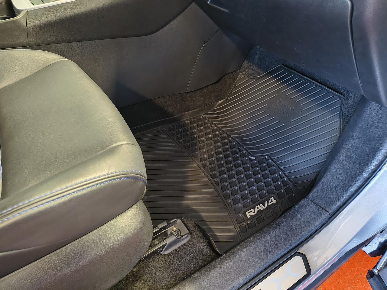 2021 Toyota RAV4 Hybrid XLE Photo0