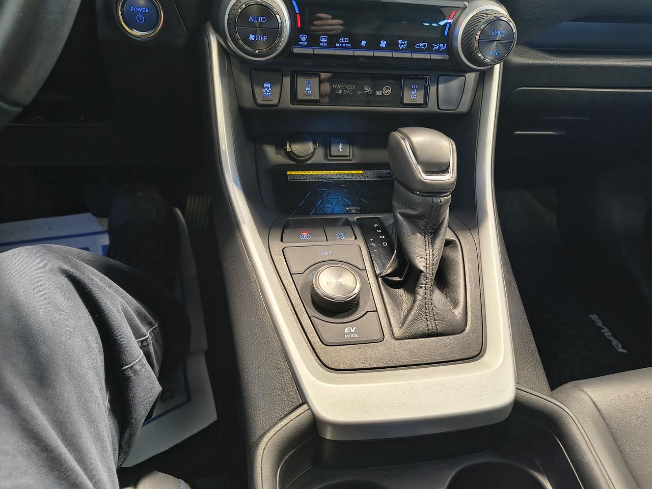 2021 Toyota RAV4 Hybrid XLE Photo0