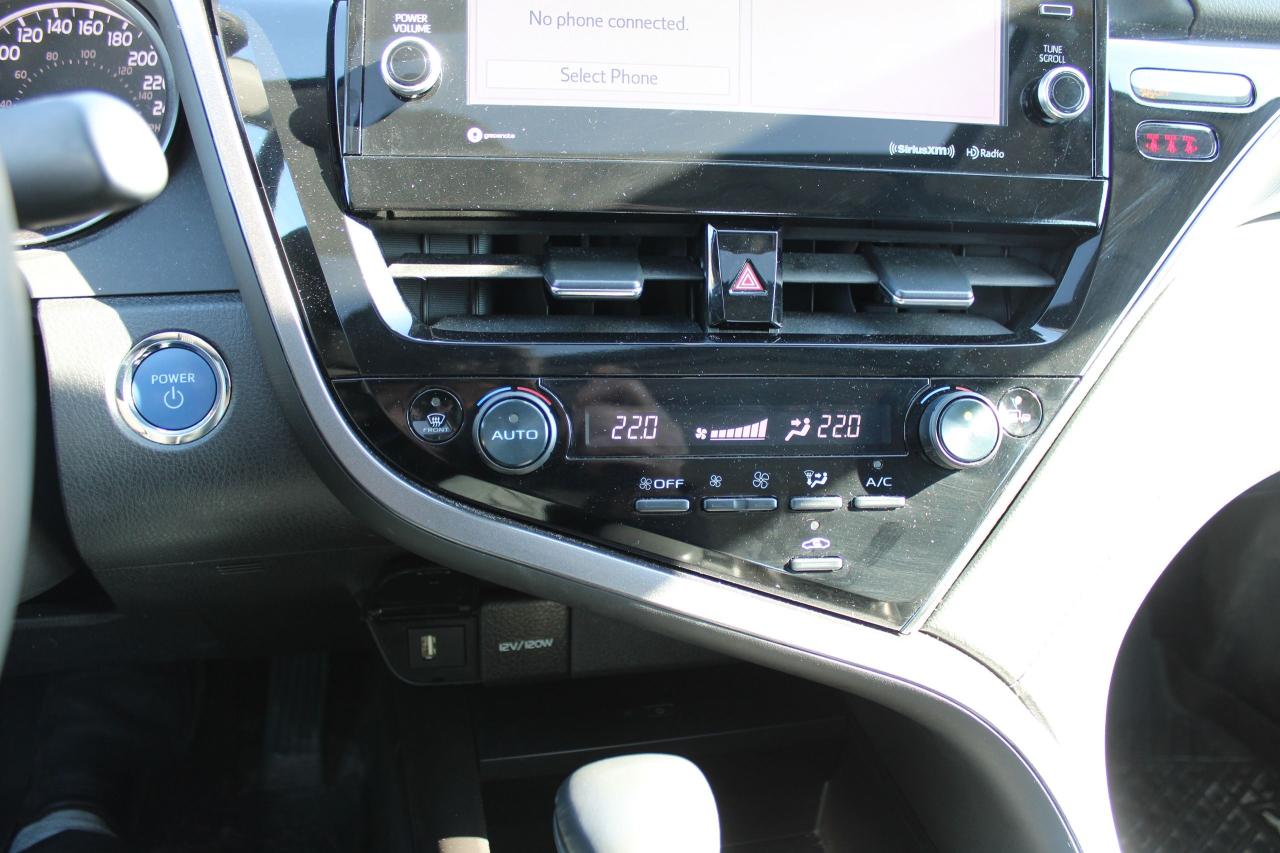 2024 Toyota Camry HYBRID SE Photo