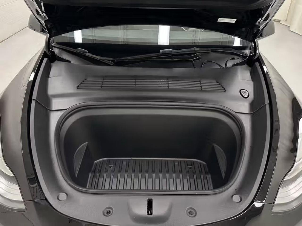 2023 Tesla Model Y LONG RANGE Photo