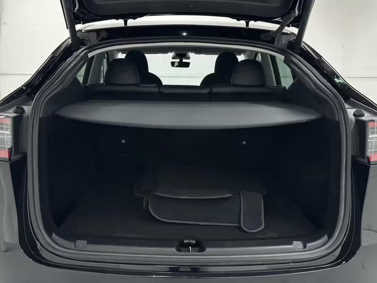 2023 Tesla Model Y LONG RANGE Photo