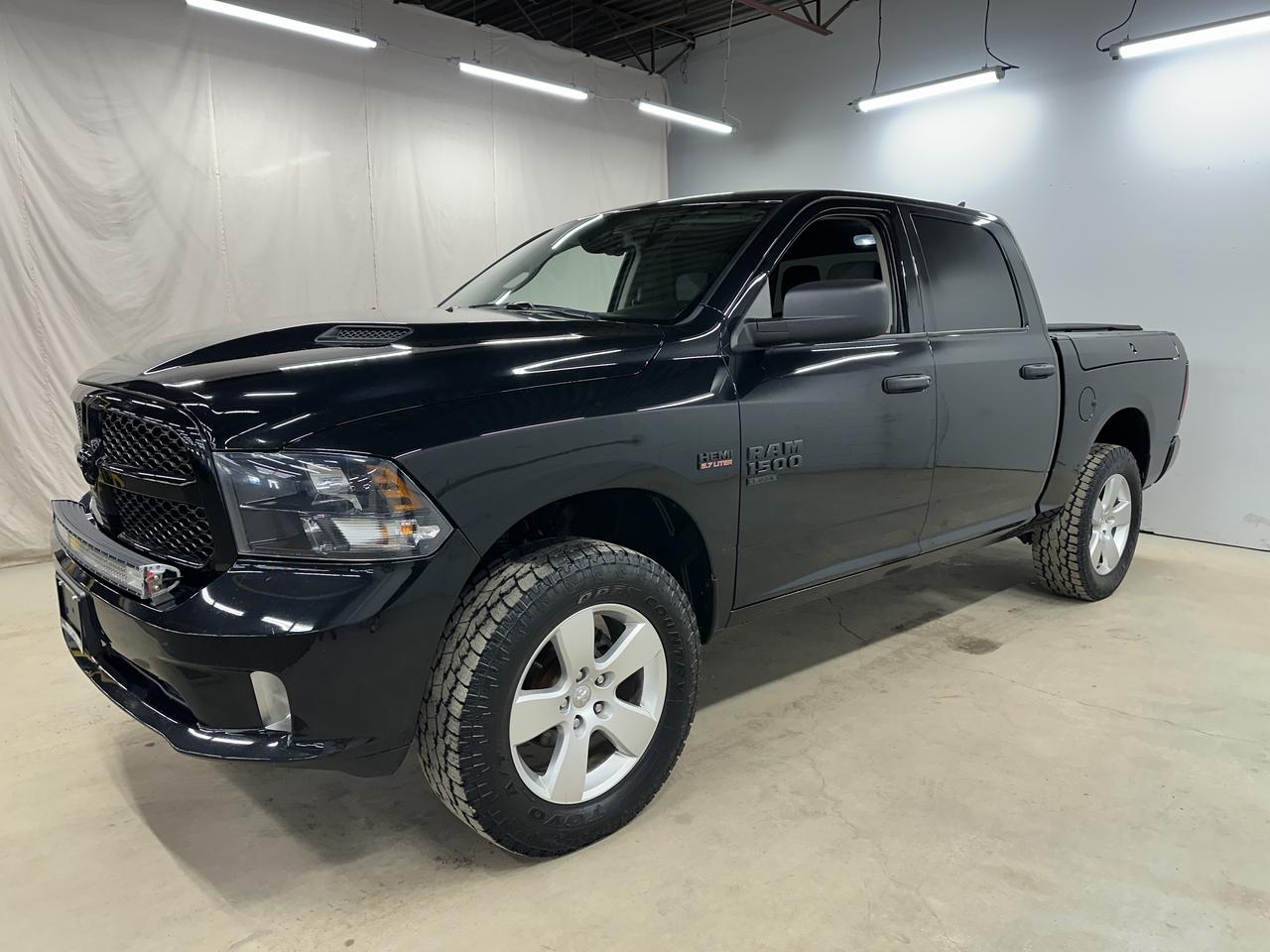 2021 RAM 1500 Classic EXPRESS 4X4 CREW CAB 5'7" BOX Photo2