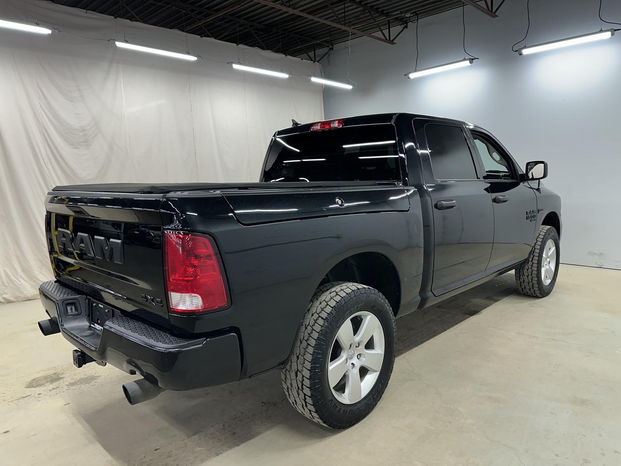 2021 RAM 1500 Classic EXPRESS 4X4 CREW CAB 5'7" BOX Photo7