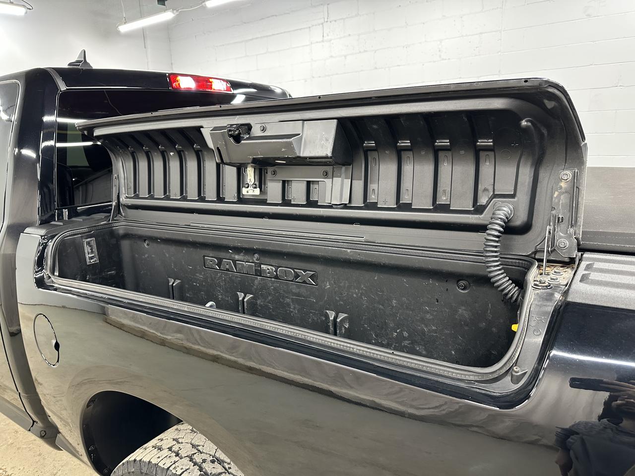 2021 RAM 1500 Classic EXPRESS 4X4 CREW CAB 5'7" BOX Photo4